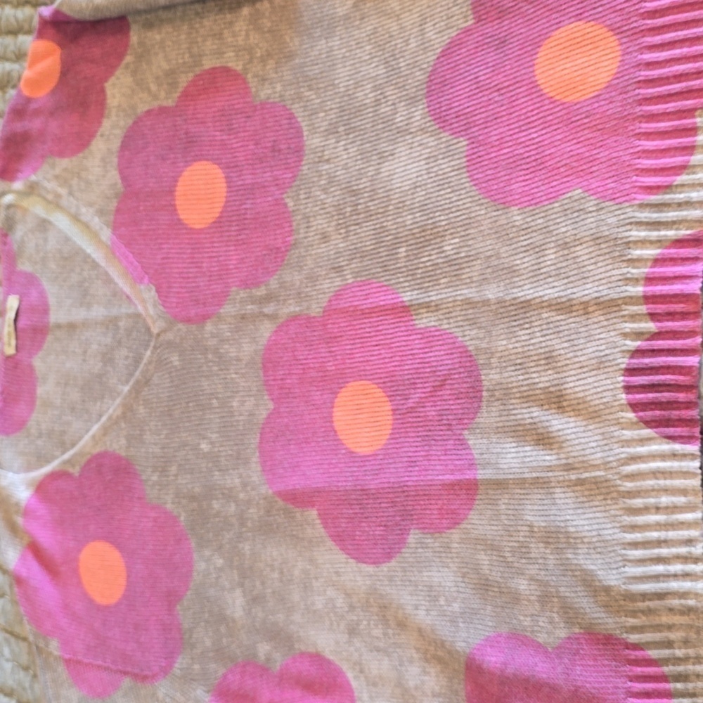 Light weight Daisy design spring sweater - Picture 3 of 4